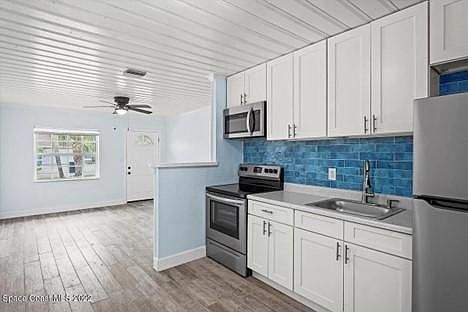 Kitchen (bar not shown)
