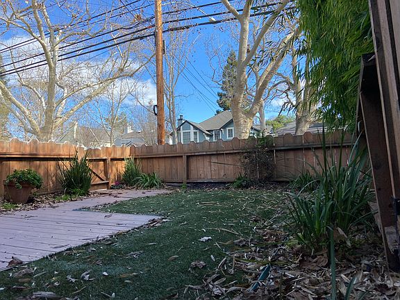 4th image of 1072 College Ave
