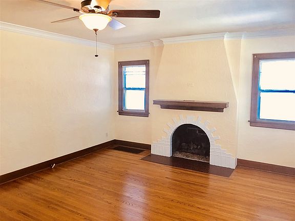 2nd image of 2504 W Melrose Pl