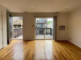 1542 W Chestnut St #1R, Chicago, IL 60642
