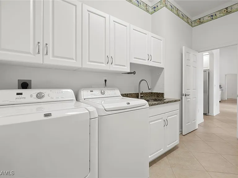 1811 SE 37th Ter — Photo 36
