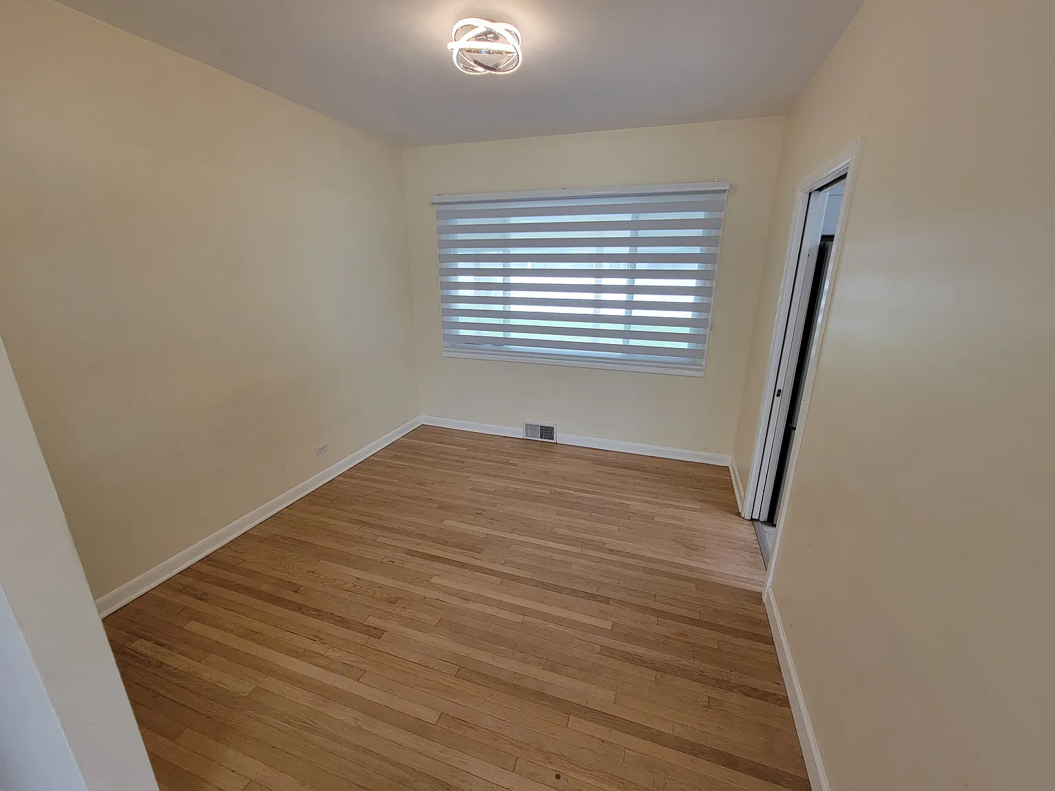 3 bed, 2500 sqft, $3,700 — Photo 4