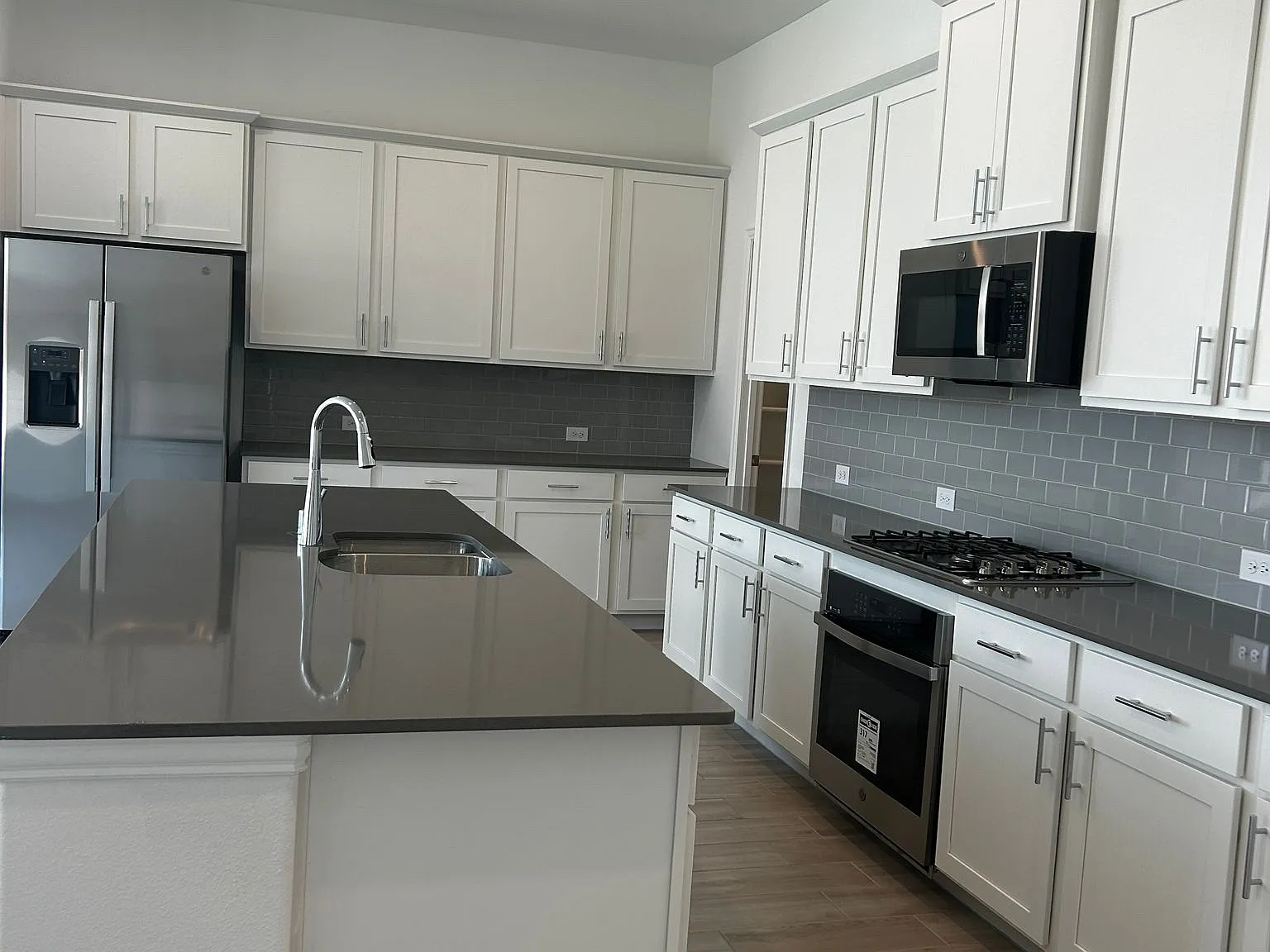 4 bed, 2500 sqft, $2,900 — Photo 4