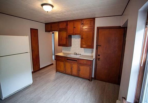 2nd image of 2189 S Kinnickinnic Ave #4