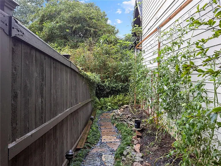 325 Sinclair Ave NE — Photo 24