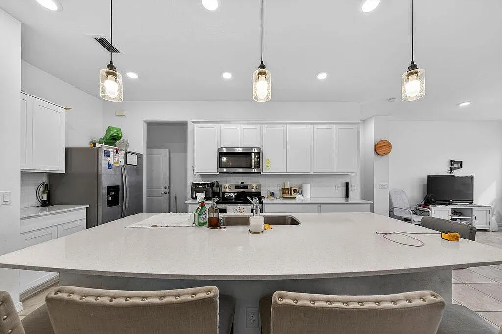 2 bed, 2.5 bath, 2080 sqft, $2,200 — Photo 1