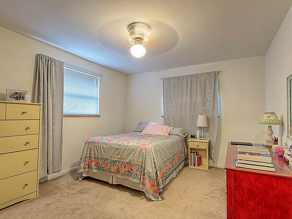 5th image of 3285 Linwood Ave APT 2