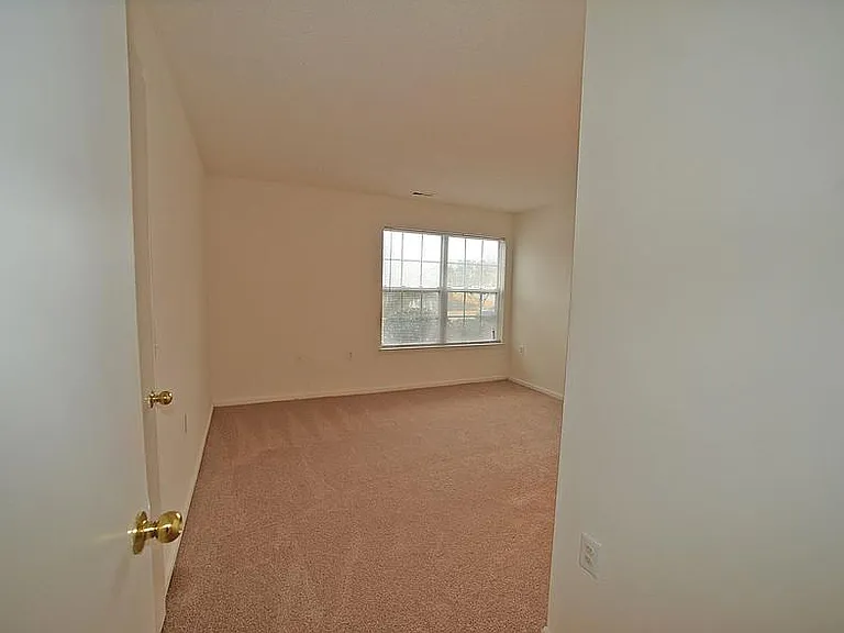Taylor Pointe Apartments — Photo 17
