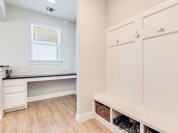 2nd image of 484 Bayberry Cir