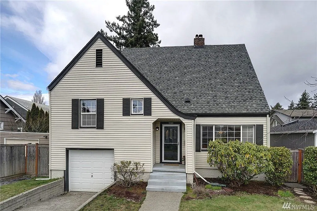 North Tacoma home, Tutor style, 4 bedroom, 2 bathroom home, fenced yard! - Available November 15t... — Photo 1