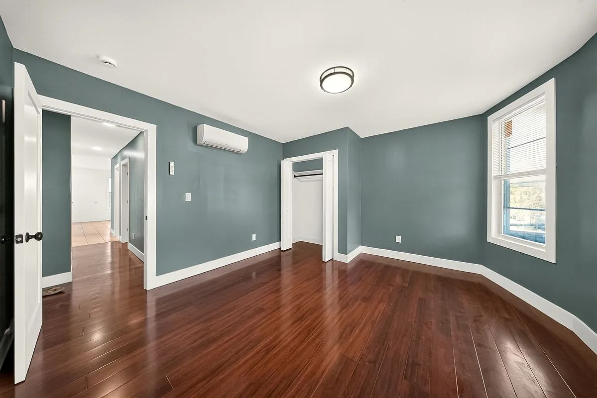 3 bed, 1.0 bath, 1170 sqft, $2,600 — Photo 4