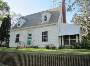 909 W Pleasant St, Portage, WI 53901