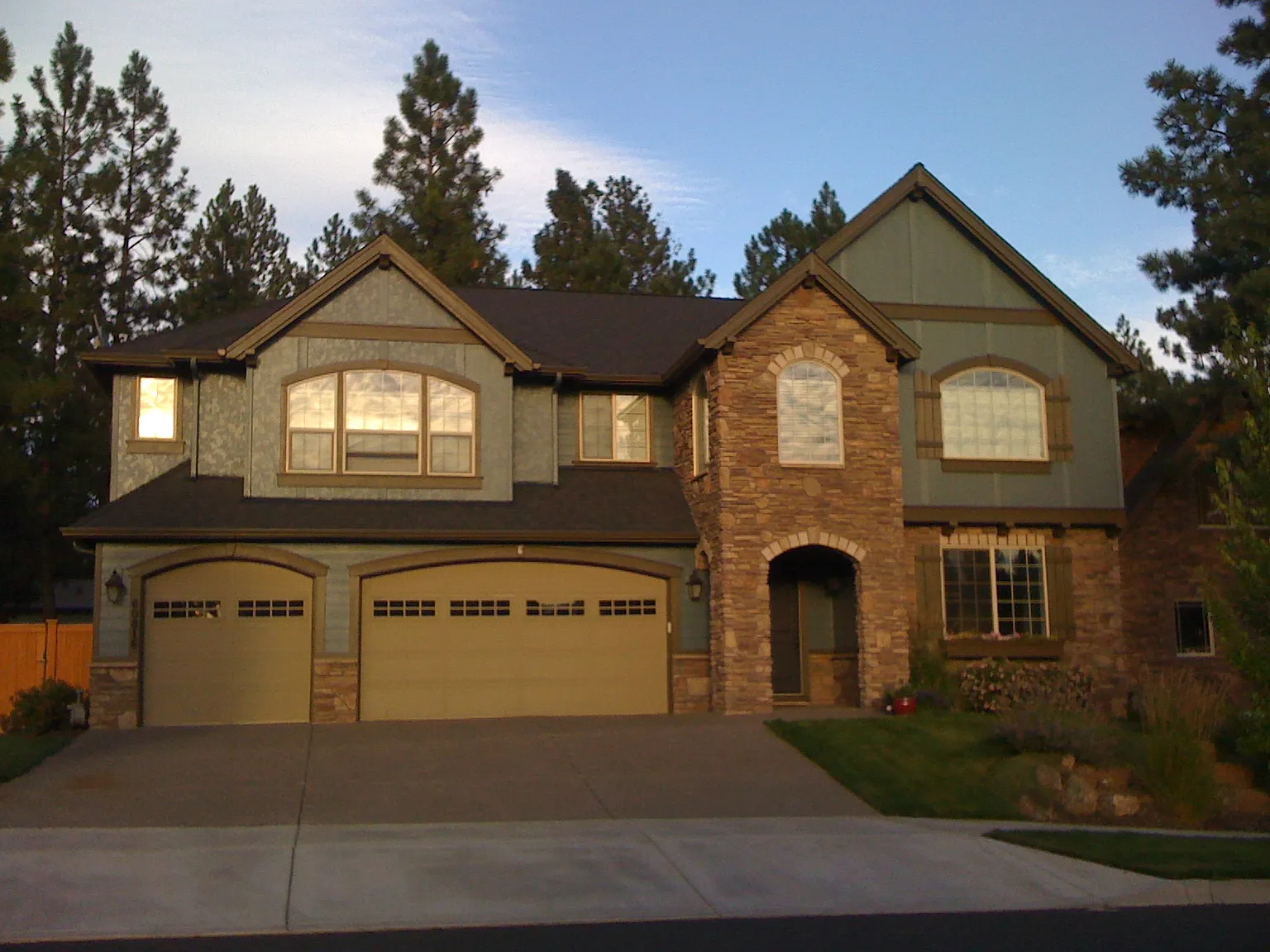 4 bed, 3.5 bath, 3484 sqft, $4,095 — Photo 1