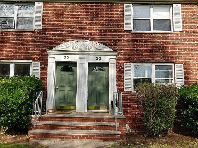 30B Carolyn Ter — Photo 1