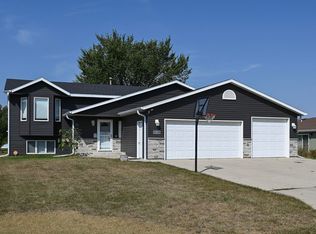 66 Haywood Dr, Bismarck, ND 58504