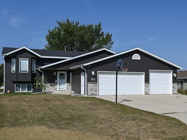66 Haywood Dr, Bismarck, ND 58504