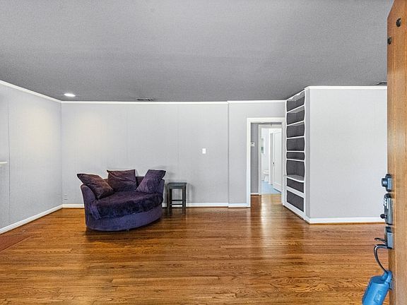 4th image of 6050 Penrose Ave