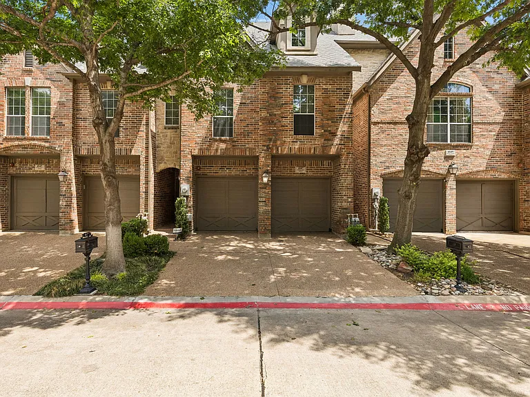 4147 Towne Green Cir — Photo 2