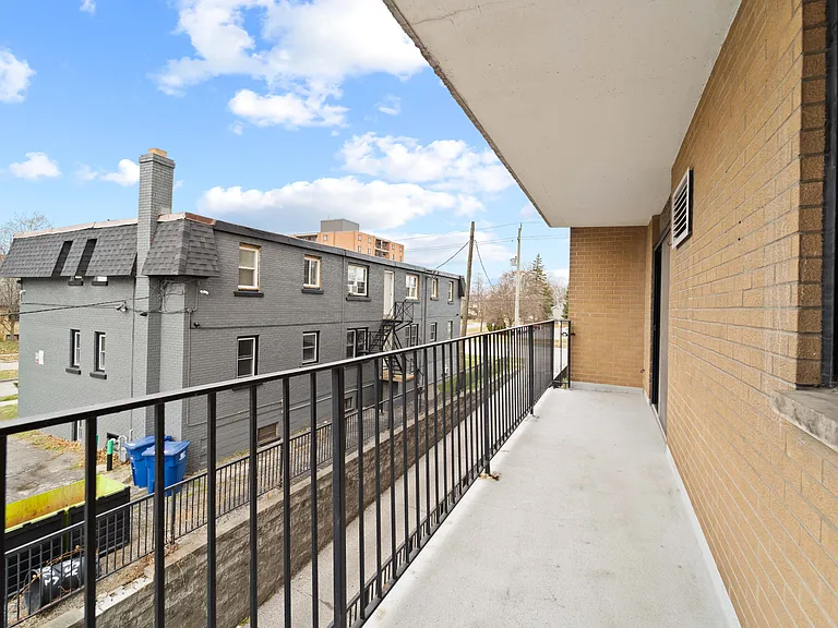 2255 University Ave W — Photo 19