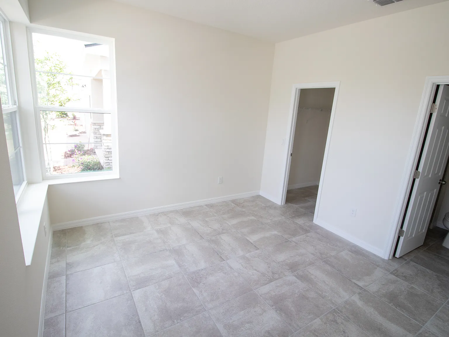 6 bed, 2980 sqft, $950 — Photo 4