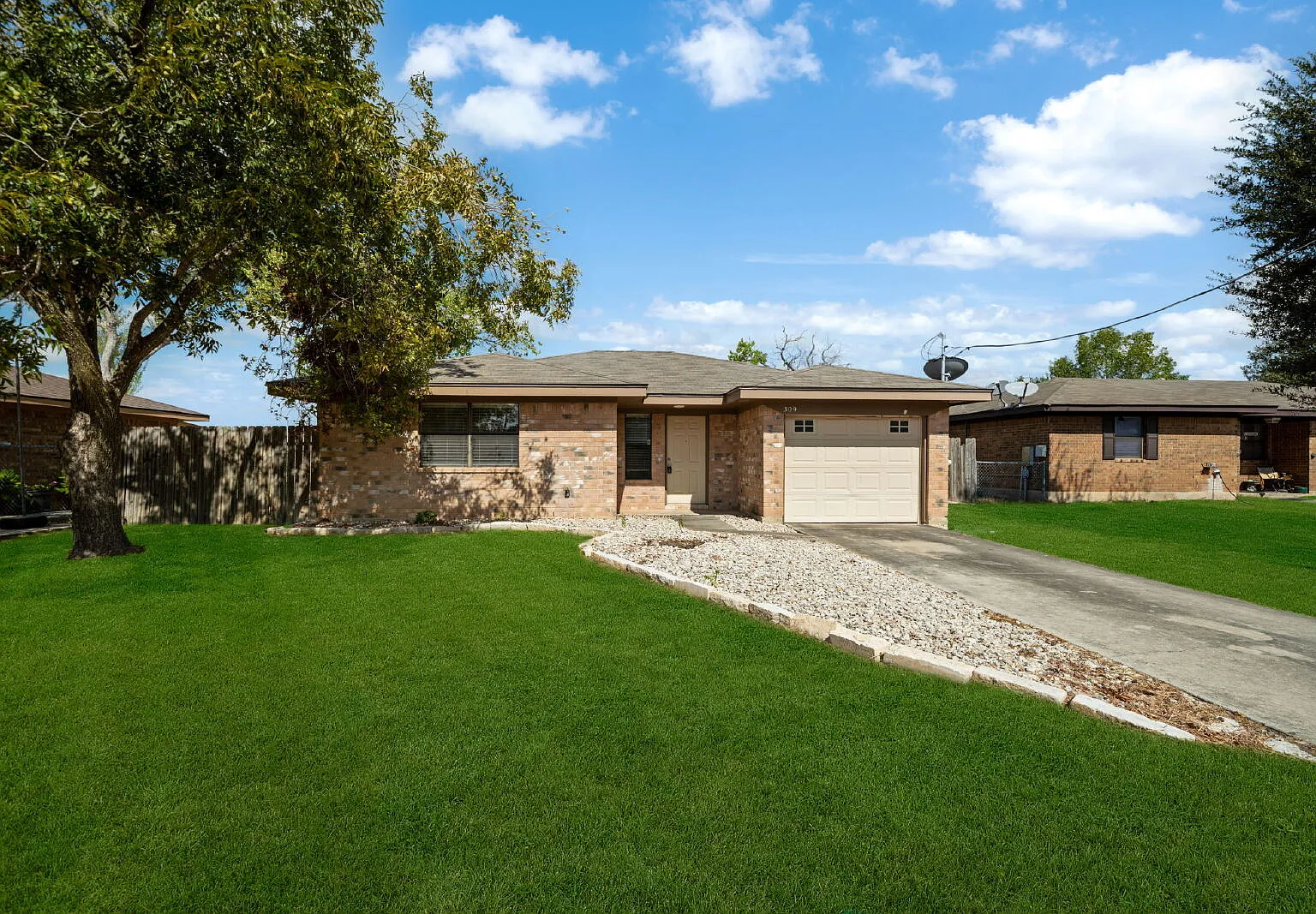 3 bed, 1.0 bath, 1156 sqft, $1,250 — Photo 1