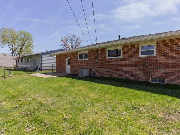 5009 45th Avenue Ct, Moline, IL 61265