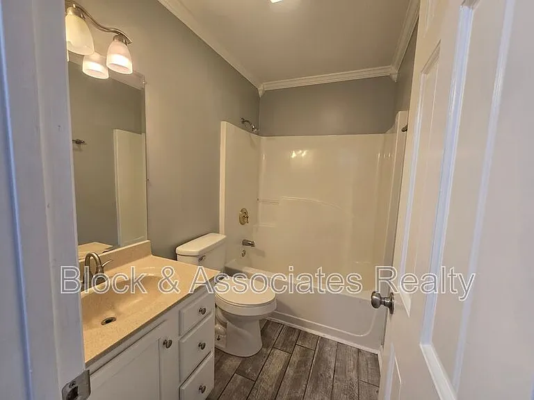 702 Westbrook Ct — Photo 12