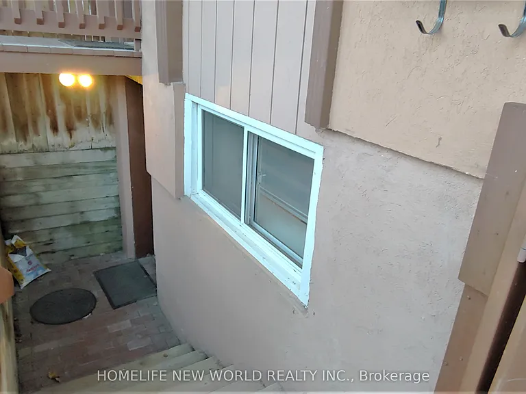 158 Coxwell Ave #BASEMENT — Photo 12