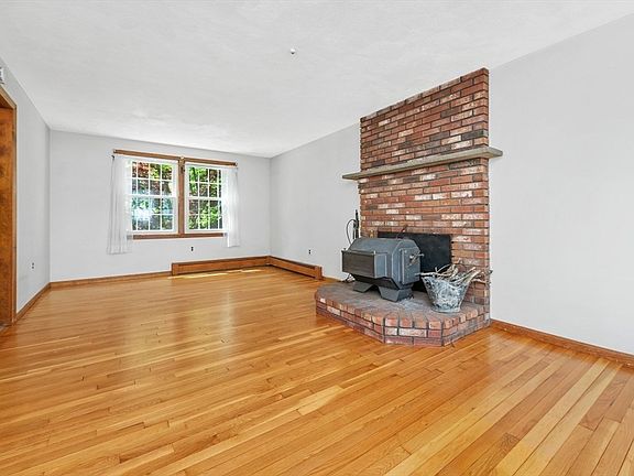 3rd image of 64 Hillcrest Rd
