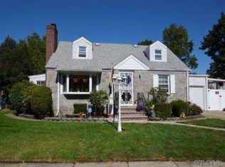 328 Demott St, Mineola, NY 11501
