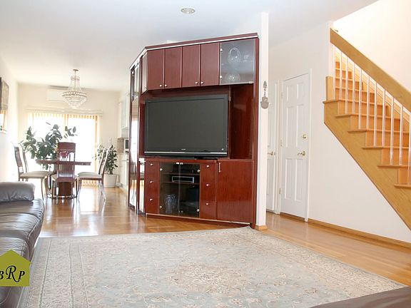 3rd image of 2263 E 18th St