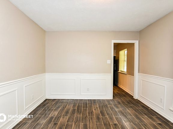 3rd image of 1608 Throwbridge Ln