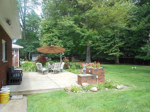 4th image of 32 Lake Shore Dr