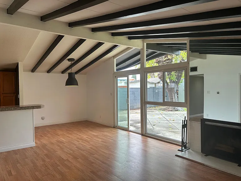 20637 Kittridge St — Photo 30