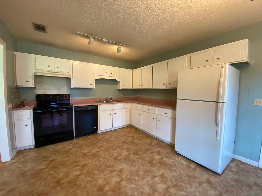 4 bed, 2.0 bath, 1361 sqft, $1,495 — Photo 4
