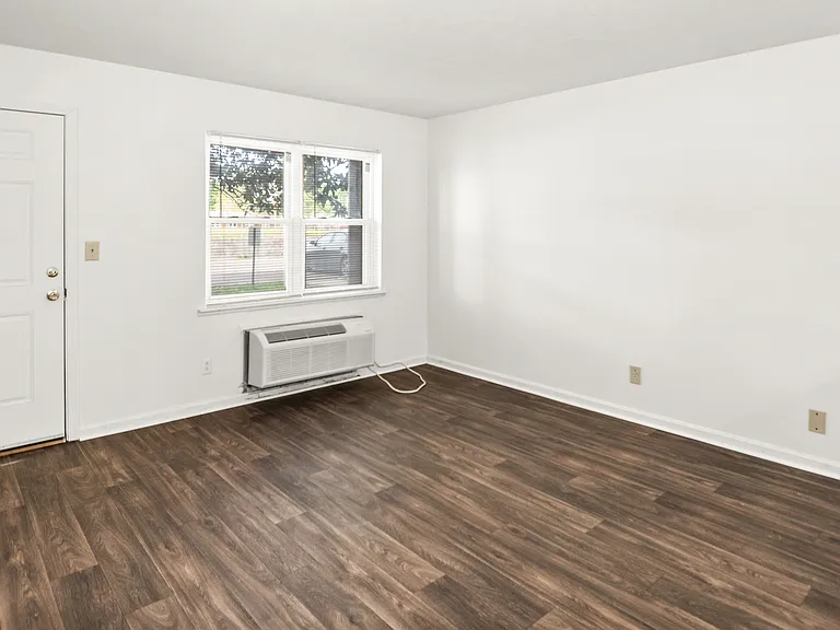 Oldham Square Apartments — Photo 7