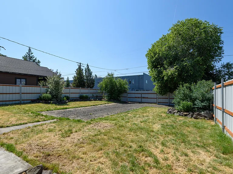 335 NE Kearney Ave — Photo 19