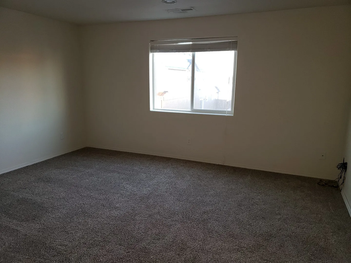 Beautiful 3 Bedroom 2 1/2 Bath Located Blocks from Meadow View Elementry — Photo 4