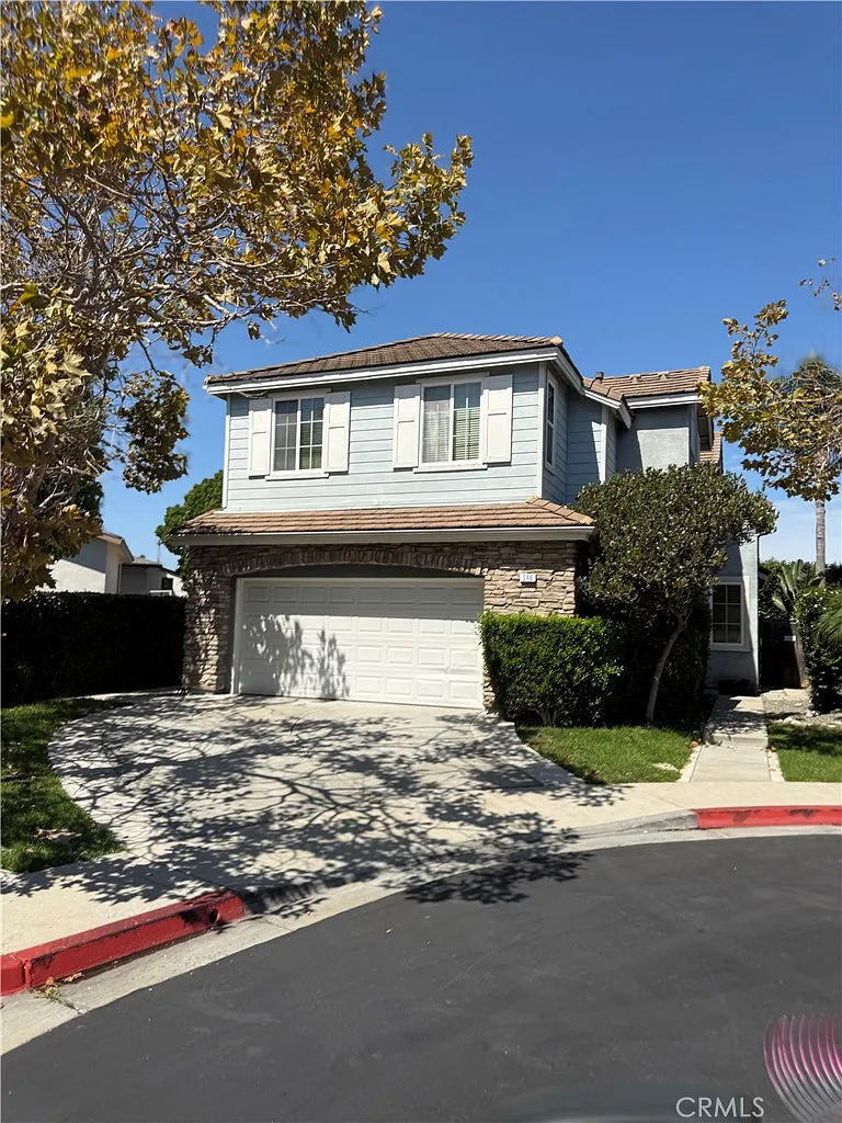 4 bed, 3.5 bath, 2575 sqft, $6,950 — Photo 1