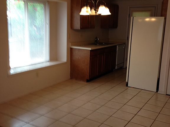 Dining area & kitchen