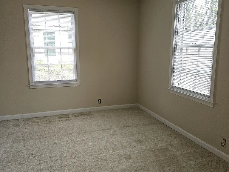 909 Rockland Ave — Photo 14