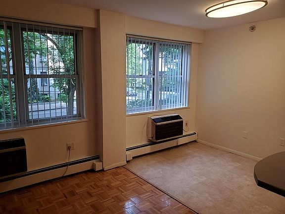 4th image of 61 Thatcher St #7