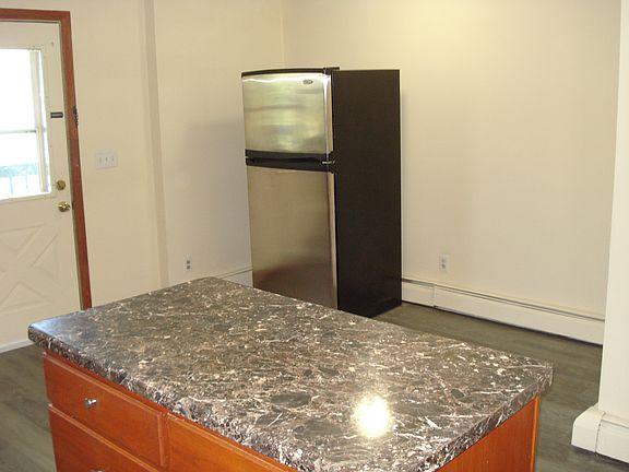 4th image of 847 Margaret St