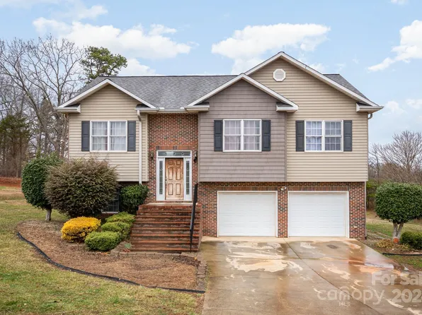8211 Madison Ln, Hickory, NC 28602