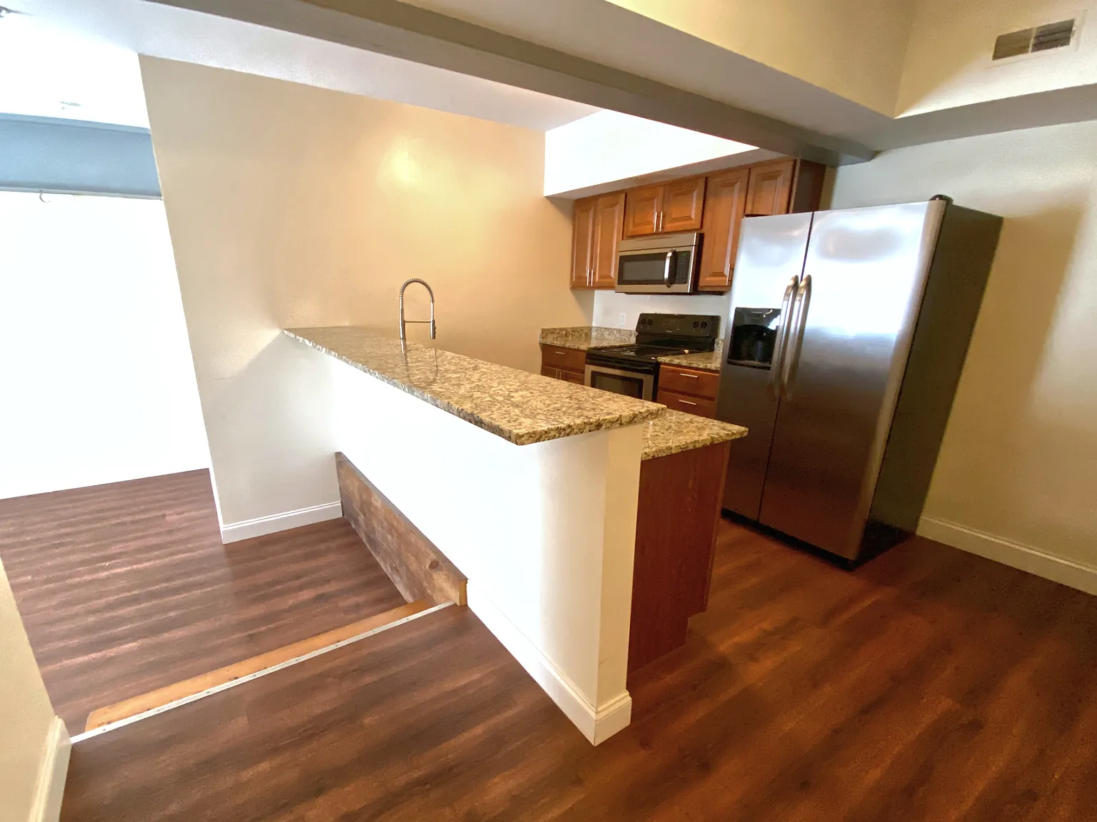 3 bed, 950 sqft, $2,170 — Photo 4