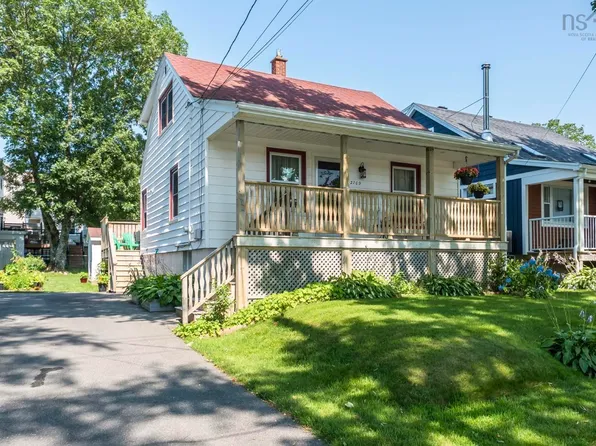 2709 Connolly St, Halifax, NS B3L 3M7