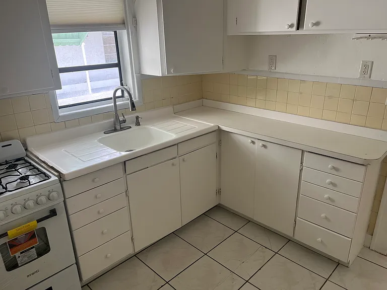 909 N B St — Photo 14