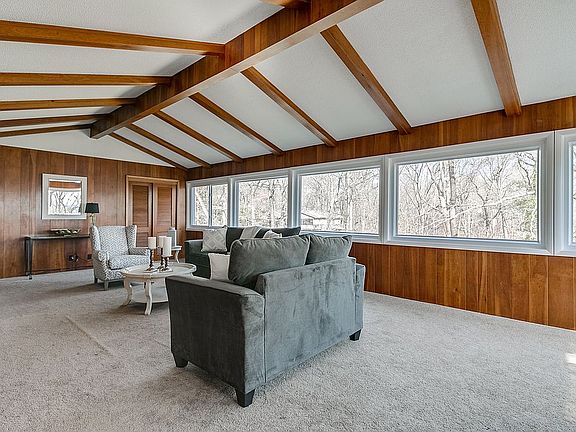 2nd image of 909 Lakeview Dr