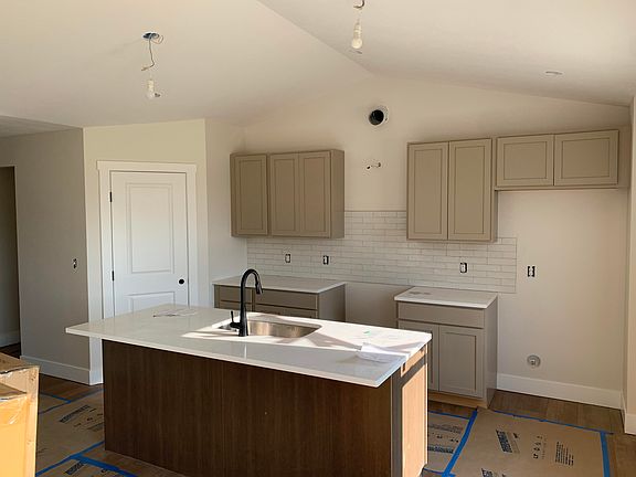 3rd image of 10522 Poppy Ln