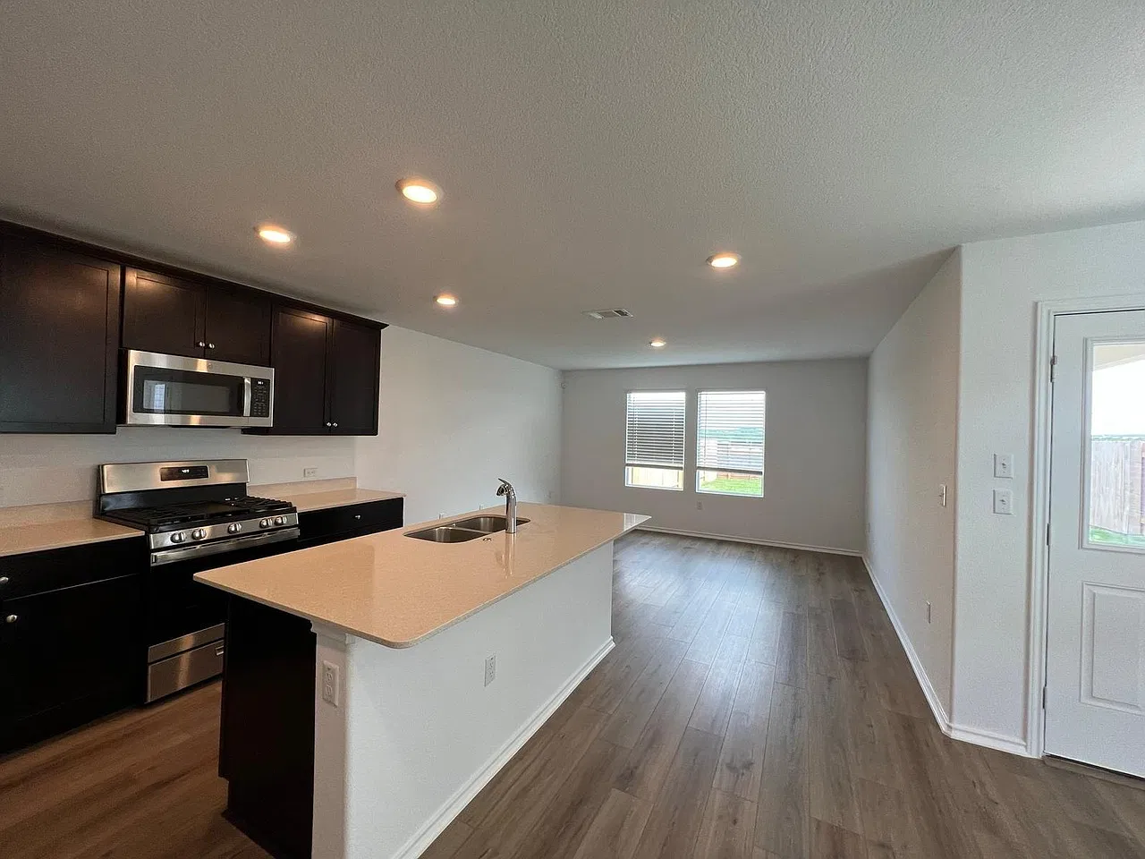 4 bed, 2.5 bath, 1576 sqft, $2,600 — Photo 3